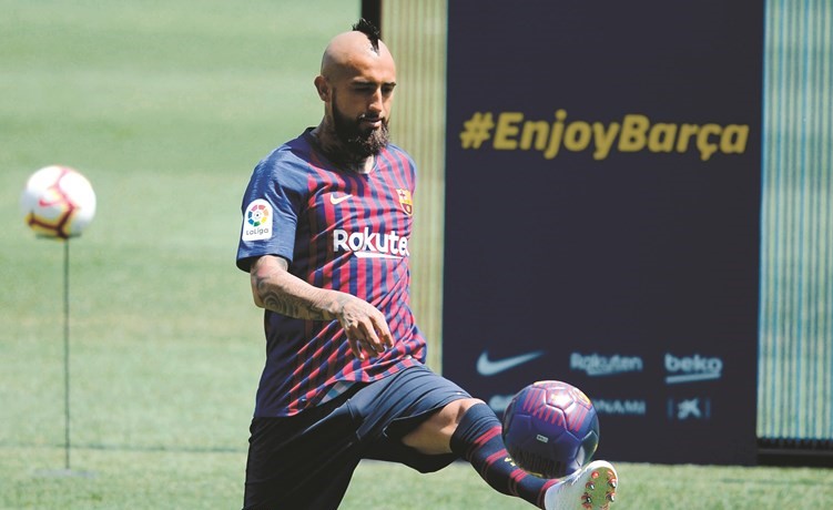 أرتورو فيدال يرتدي فانيلة برشلونة ويداعب الكرة	(أ.ف.پ)﻿