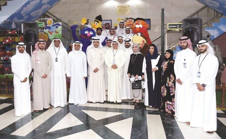 الأمين العام المساعد للشؤون التشريعية والقانونية في الأمانة العامة لمجلس التعاون لدول الخليج العربية السفير حمد المري خلال زيارته والوفد المرافق الى مؤسسة الإنتاج البرامجي المشترك ﻿