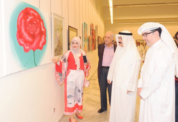 فنانة مشاركة تشرح لوحتها﻿