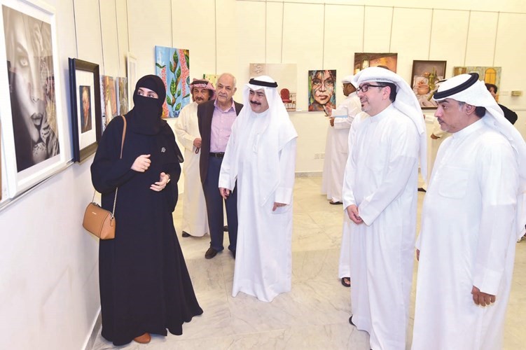 إحدى المشاركات أمام أعمالها﻿