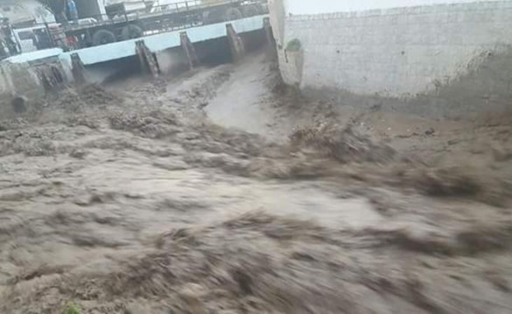 بالفيديو.. لحظة غرق مأساوية لطفل يمني جراء السيول وسط محاولات فاشلة لإنقاذه