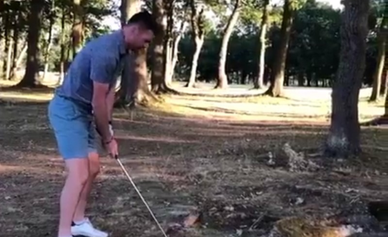 بالفيديو.. لاعب غولف كاد أن يقتل نفسه بكرته الخاصة