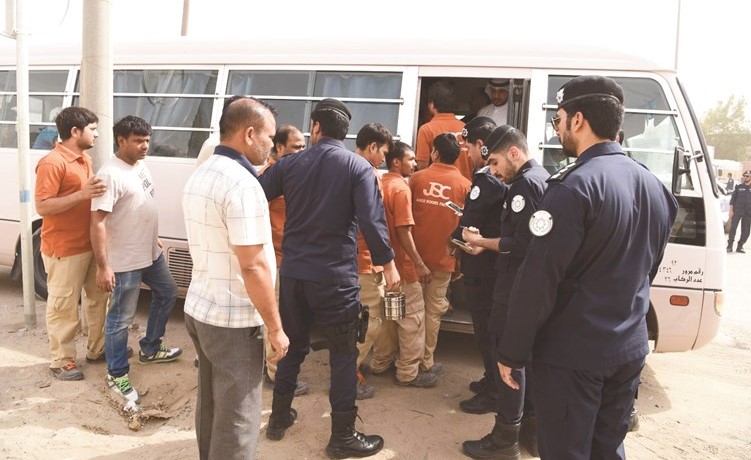 جانب من الحملة التي نفذتها وزارة الداخلية أمس﻿