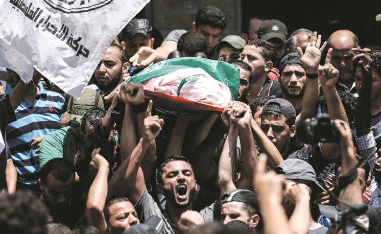 فسطينيون يشيعون جثمان احد شهيدي القسام اللذين قضيا في قصف إسرائيلي على غزة امس(ا.ف.پ) ﻿