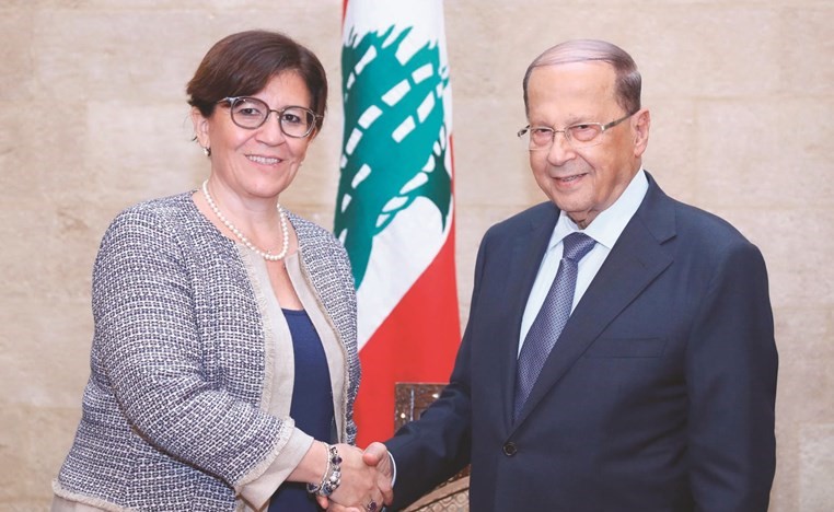 الرئيس العماد ميشال عون مستقبلا وزيرة الدفاع الايطالية اليزابيتا ترنتا في بعبدا	(محمود الطويل)﻿