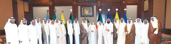 صاحب السمو الأمير الشيخ صباح الأحمد لدى استقباله محافظ الجهراء الفريق أول متقاعد فهد الأمير وعددا من أهالي الجهراء
