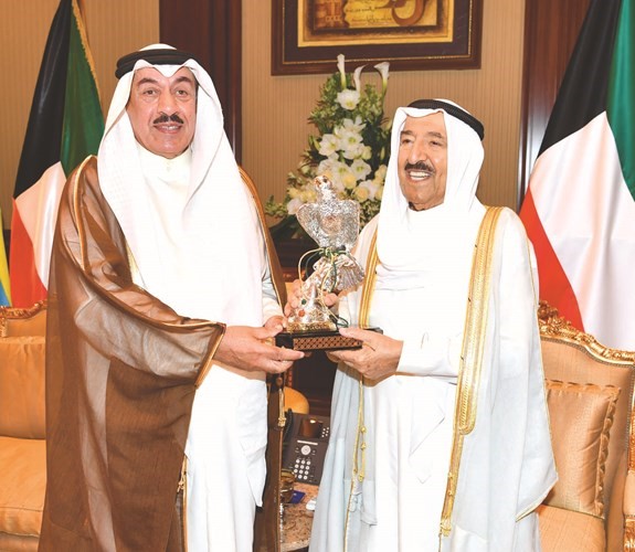 صاحب السمو الأمير يتسلم هدية تذكارية من محافظ الجهراء الفريق أول متقاعد فهد الأمير ﻿