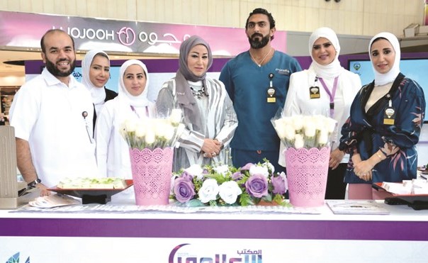 غالية المطيري مع الحضور في بوث الصحة ﻿