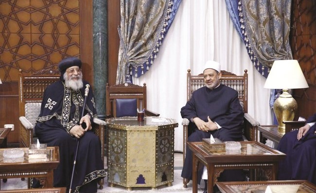 شيخ الأزهر الشريف د.أحمد الطيب مستقبلا البابا تواضروس الثاني أمس ﻿
