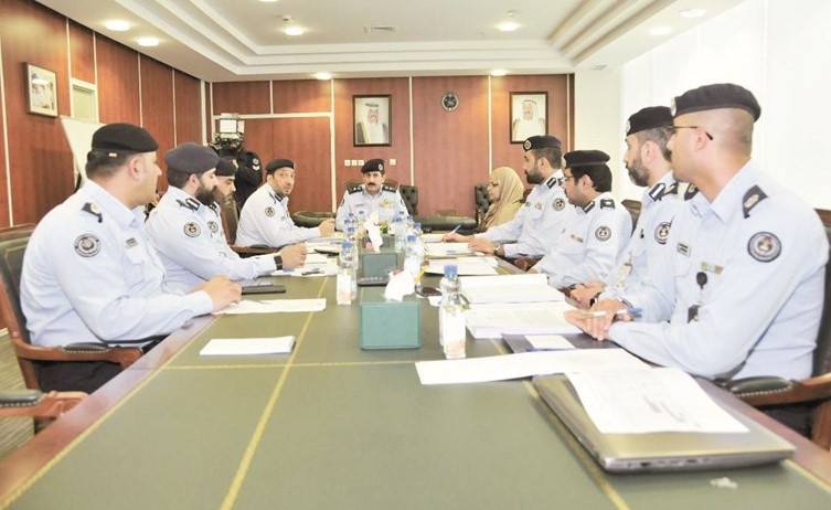 الفريق خالد المكراد خلال ترؤسه اجتماع اللجنة﻿