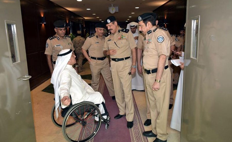 اللواء الشيخ فيصل النواف يستمع إلى أحد المراجعين ﻿