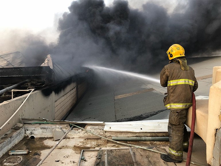 فرق الإطفاء تسيطر على حريق منجرة بمنطقة الشويخ الصناعية