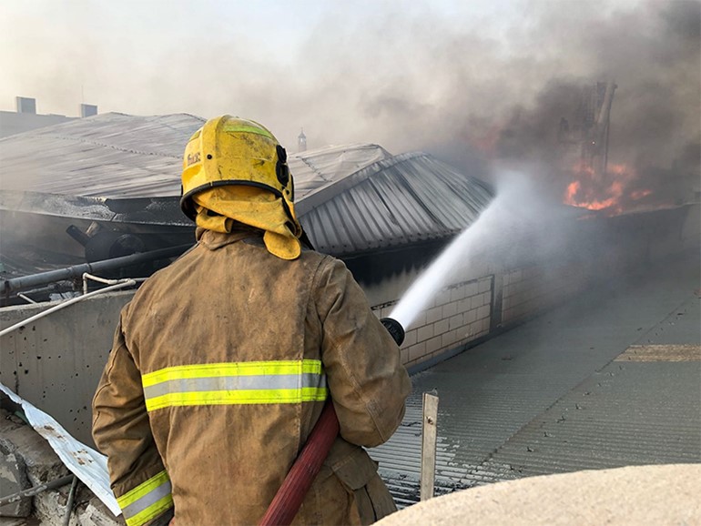 فرق الإطفاء تسيطر على حريق منجرة بمنطقة الشويخ الصناعية
