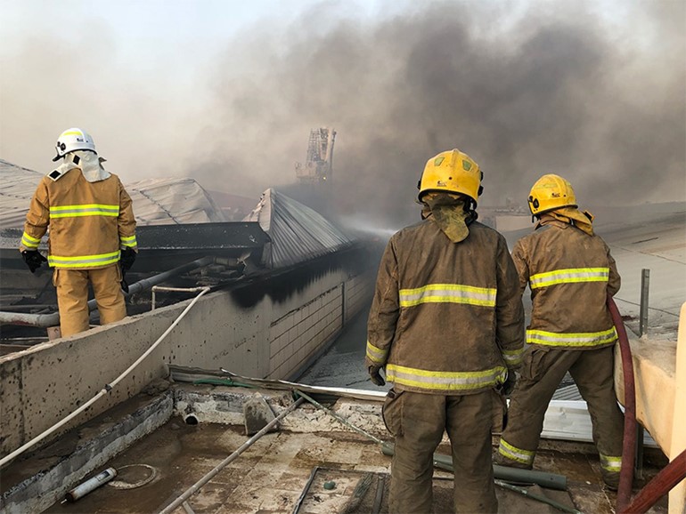 فرق الإطفاء تسيطر على حريق منجرة بمنطقة الشويخ الصناعية