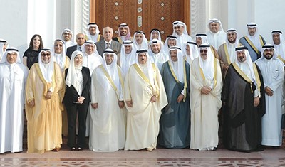 العاهل البحريني يشيد بالإنجازات الكبيرة التي تشهدها الكويت في عهد سمو الأمير