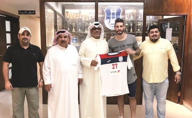 دي بيازي يحمل تي شيرت اليرموك بحضور أحمد الجاركي وعثمان الفيلكاوي﻿