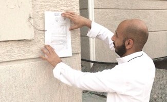توجيه إنذار لأحد العقارات المخالفة﻿