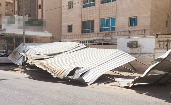 جانب من المظلات المخالفة التي تمت إزالتها في الرقعي﻿