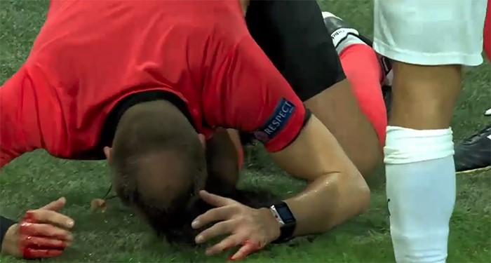 بالفيديو.. اعتداء على حكم بالدوري الأوروبي