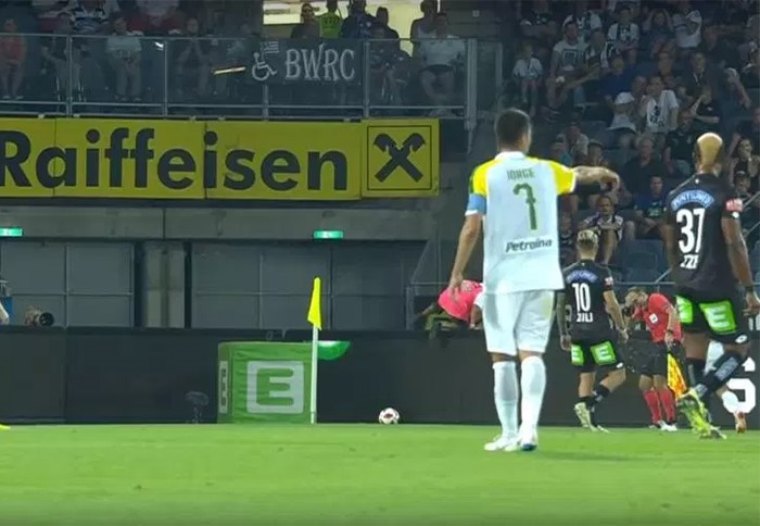 بالفيديو.. اعتداء على حكم بالدوري الأوروبي