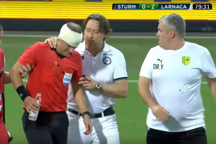 بالفيديو.. اعتداء على حكم بالدوري الأوروبي