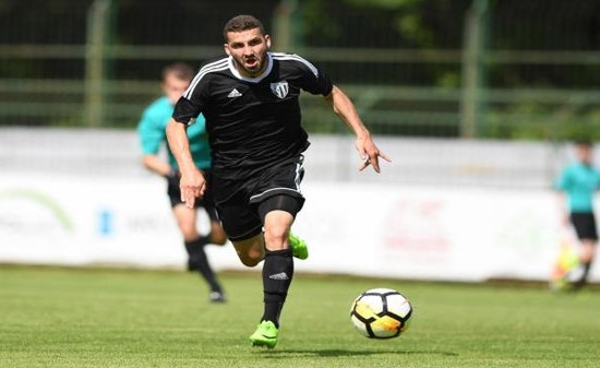 بالفيديو.. لاعب سلوفيني يسجل هدفاً بطريقة مبتكرة