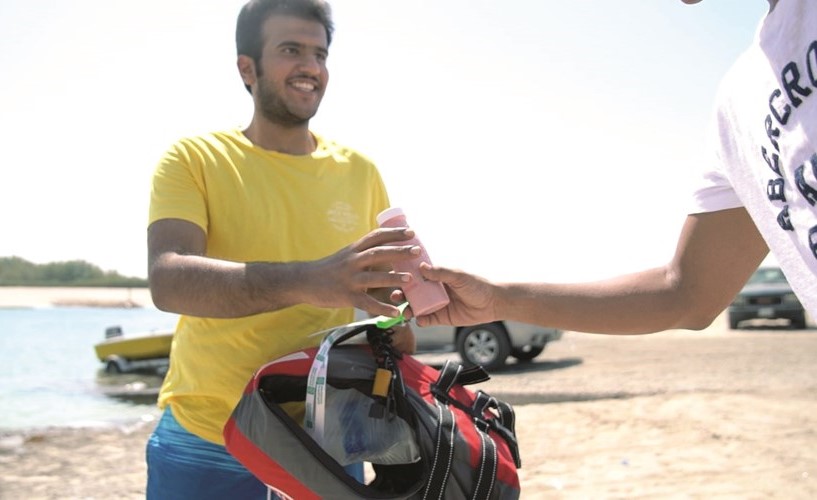  توزيع مرطبات وعصائر على مرتادي البحر﻿