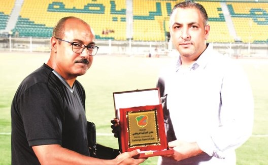 بدر الخالدي يقدم درعا تذكارية لمدير الكرة في طلائع الجيش أحمد المهدي﻿