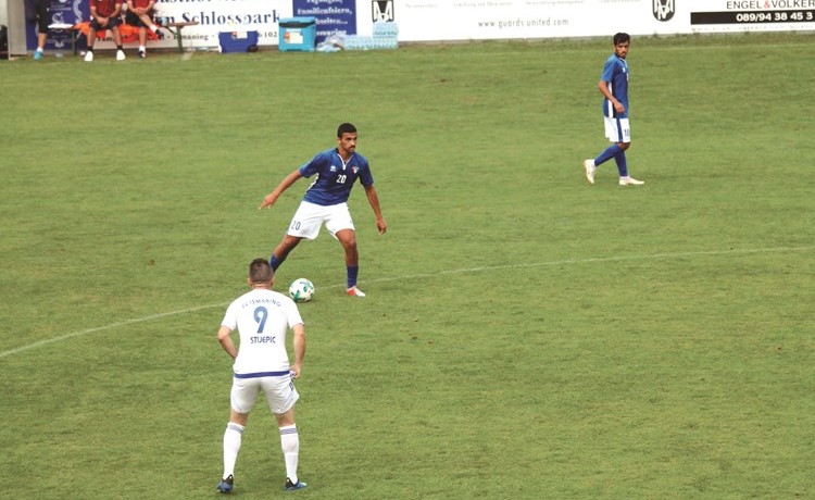 لاعب الأزرق محمد جاسم الهويدي يسيطر على الكرة﻿