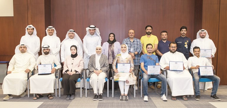 لقطة جماعية للمتدربين مع مسؤولي ايكويت وإعادة الهيكلة﻿