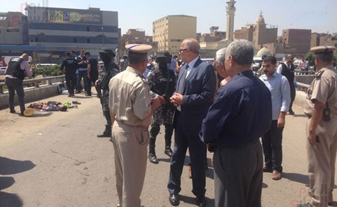 رجال الأمن والمباحث في مكان الحادث وفي الاطار اشلاء الارهابي بعد تفجير نفسه	( اليوم السابع) ﻿