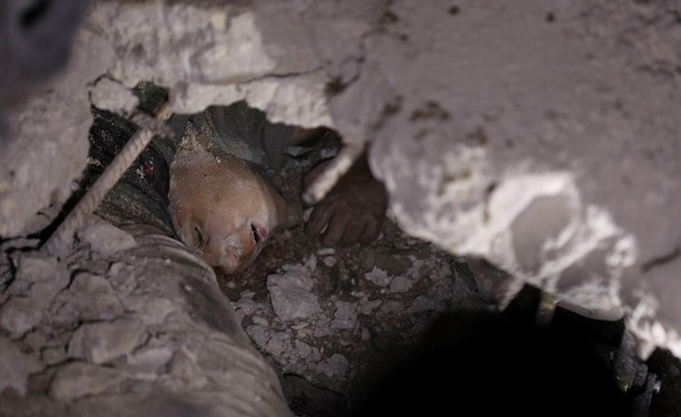 طفل عالق تحت الانقاض بعد غارة على مدينة أورم الكبرى بريف ادلب ليل أمس الأول	(أ.ف.ب)﻿
