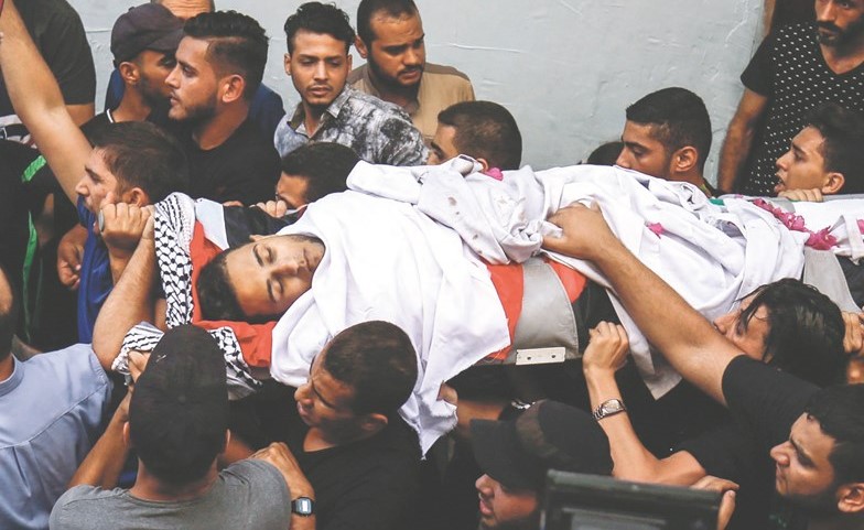فلسطينيون يشيعون جثمان المسعف الشهيد عبدالله القططي في رفح امس- (ا.ف.پ)﻿