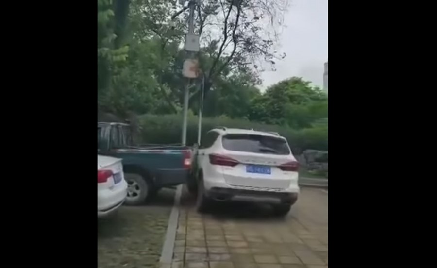 بالفيديو.. شاهد ما فعله رجل غاضب بسيارة مركونة بشكل خاطئ