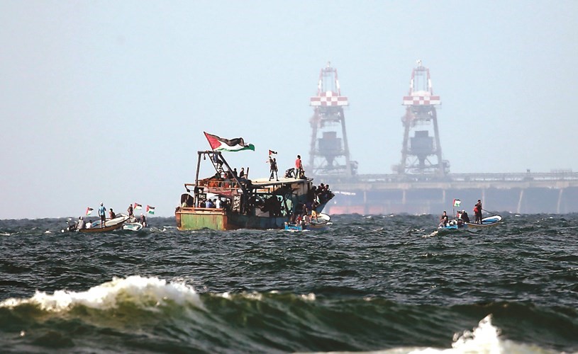 فلسطينيون يتظاهرون في البحر قرب بيت لاهيا احتجاجا على الحصار المفروض على غزة 	(أ.ف.پ)﻿