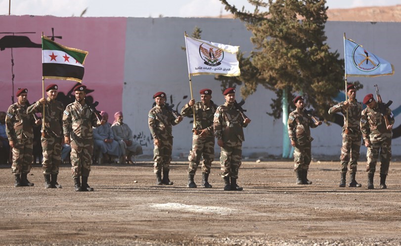 مجموعة من عناصر الجيش الوطني خلال حفل تخرجهم قبل ايامرويترز ﻿