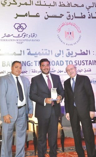 نواف ناجيا متسلما تكريم البنك تقديرا لإنجازاته الاجتماعية﻿