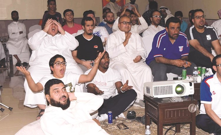 جمهور الكويت يتابع المباراة من ديوان كويتاوي- (محمد هاشم)﻿