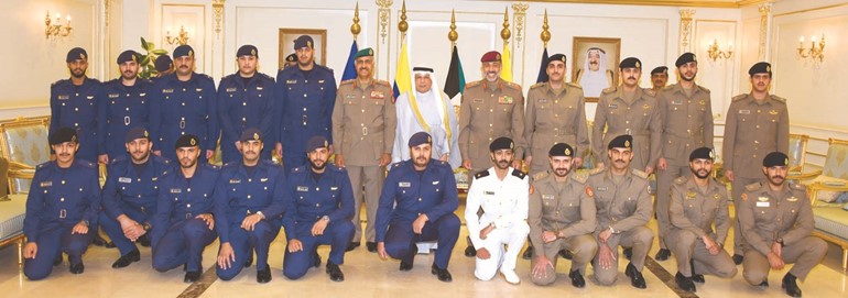 الشيخ خالد الجراح والفريق الركن محمد الخضر والفريق الركن عبدالله النواف مع الضباط المرقين﻿
