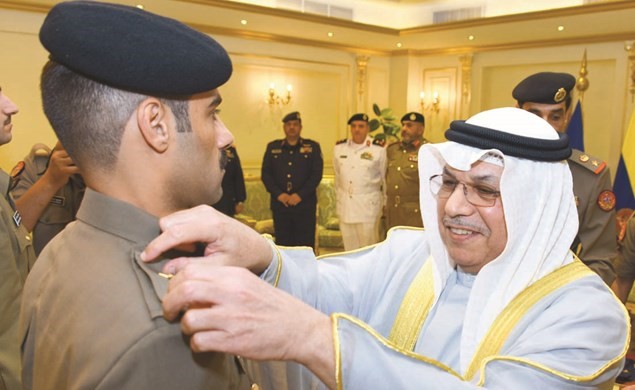 الشيخ خالد الجراح يقلد أحد الضباط رتبته ﻿
