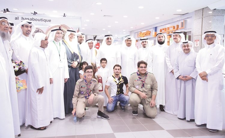 الشيخ محمد اليوسف متوسطا يوسف الكندري ود.عادل دشتي وعدد من ضيوف الكويت المشاركين في المهرجان	(زين علام) ﻿