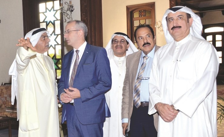 السفيرالبريطاني يستمع لشرح حول محتويات الديوان ﻿