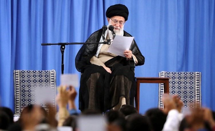 المرشد الاعلى للثورة الايرانية علي خامنئي متحدثا في طهران امس	(رويترز) ﻿