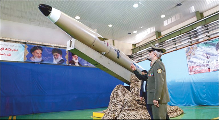 وزير الدفاع الإيراني أمير حاتمي يعرض الصاروخ «فاتح مبين» الباليستي الجديد	(أ.ف.پ)