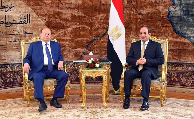 الرئيس المصري عبدالفتاح السيسي مستقبلا نظيره اليمني عبدربه منصور هادي في القاهرة امس﻿