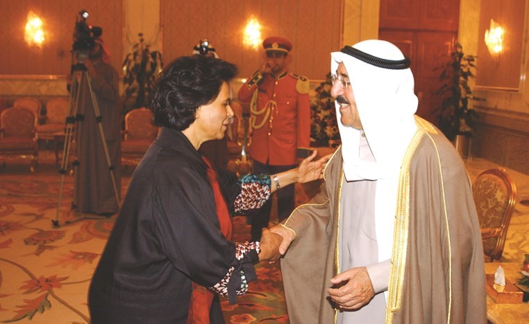 صاحب السمو الأمير الشيخ صباح الأحمد مستقبلا الفقيدة الشيخة فريحة الأحمد في إحدى المناسبات﻿