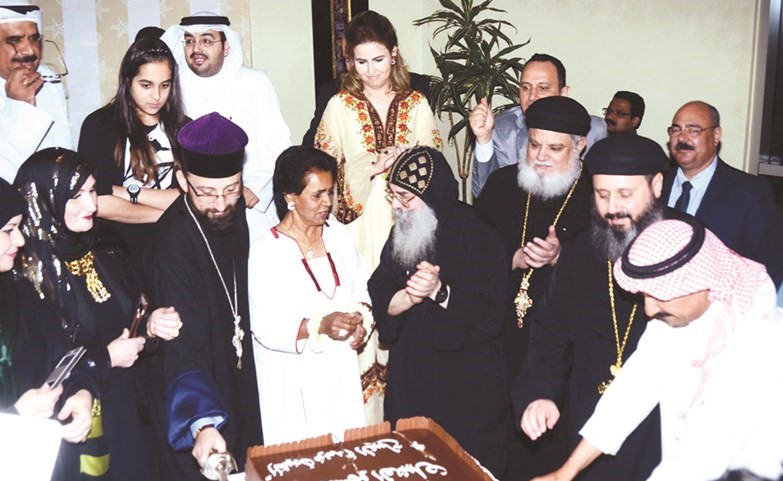 الشيخة فريحة الأحمد (رحمها الله) والقمص بيجول وعدد من الحضور خلال غبقة رمضانية نظمتها الكنيسة المصرية﻿
