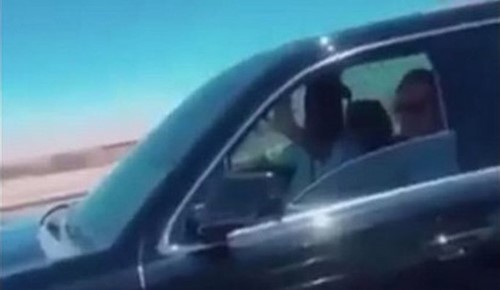 بالفيديو.. شاب سعودي يصادف ولي عهد المملكة في الطريق .. وسموه: "تامر على شي"