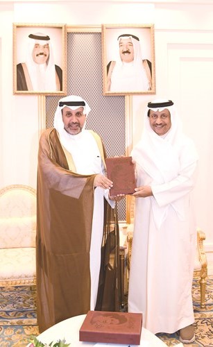 سمو رئيس الوزراء الشيخ جابر المبارك يتسلم الكتاب من الشيخ حمد جابر العلي﻿