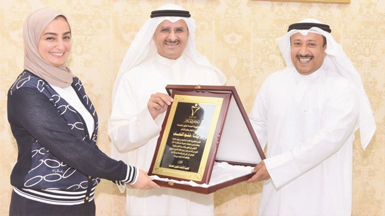 عبدالله المطوطح وحسن الخضر يكرمان م.خلود الشهاب﻿